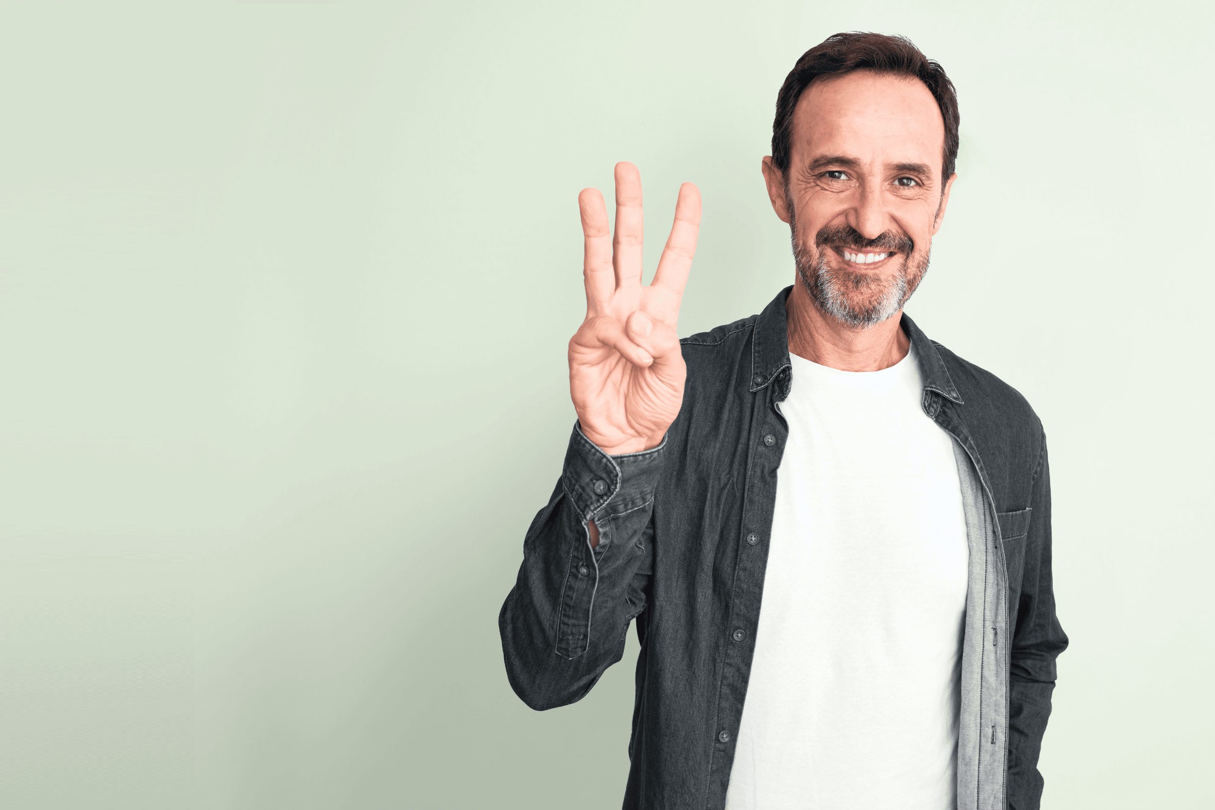 Referent zeigt drei Finger — aller guten Dinge sind 3